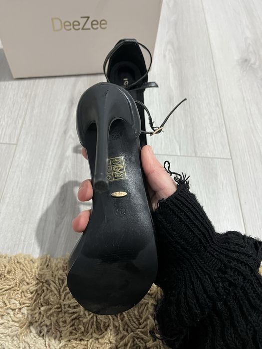 Sandale cu toc , purtate o songura data , marime 37