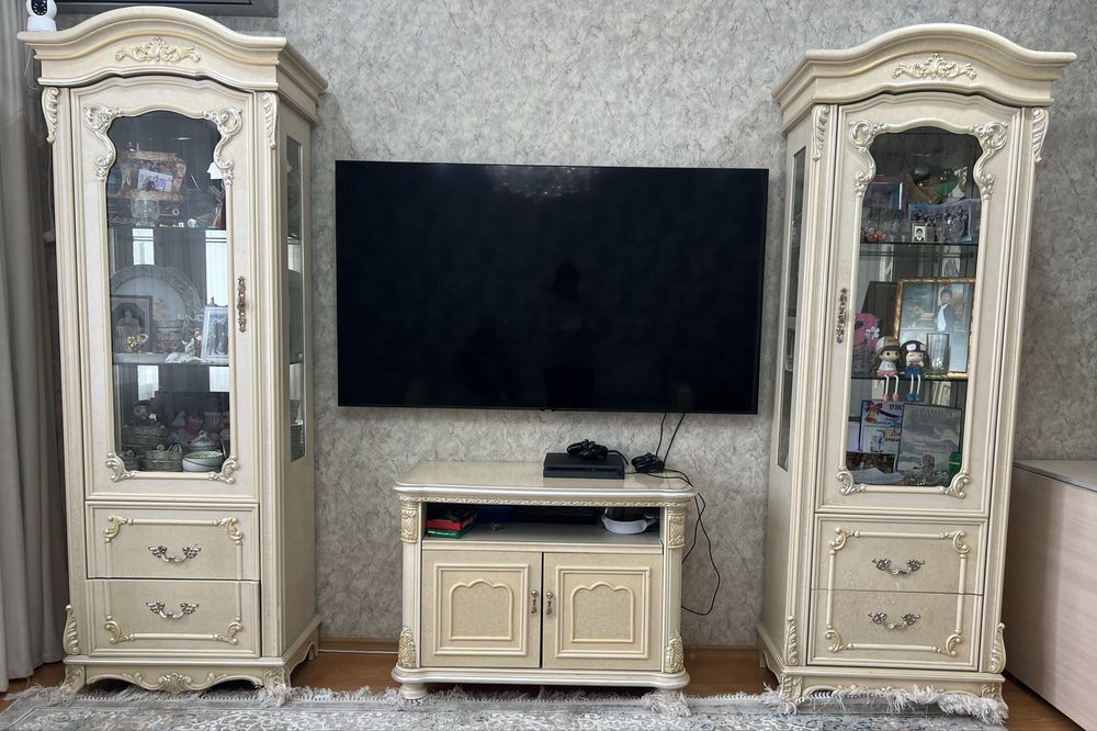 Продам Мебель для гостиной Сервант комплект