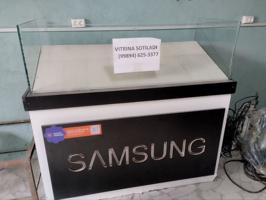 Savdo uchun shkaf sotiladi. Yangi qulay svet planirofka qilingan deraz