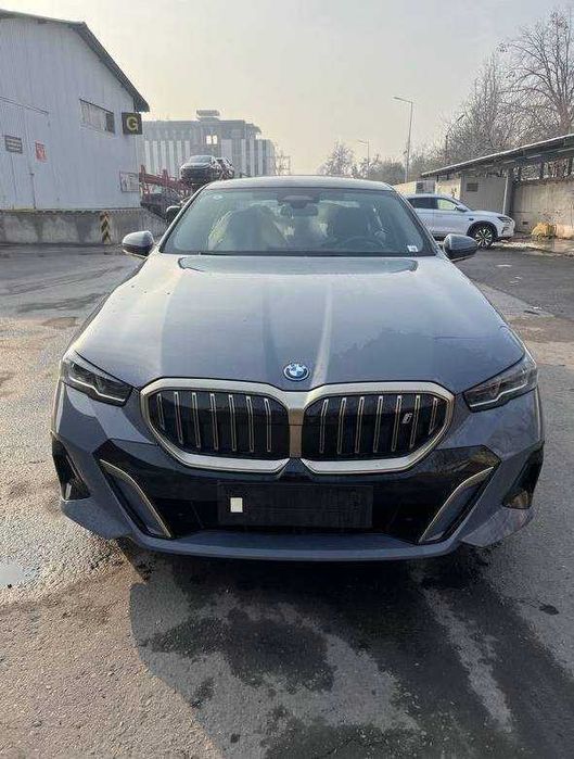 BMW i 5                                                        .