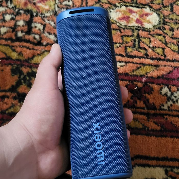 Портативный колонки Xiaomi Sound Outdoor в синем цвете.