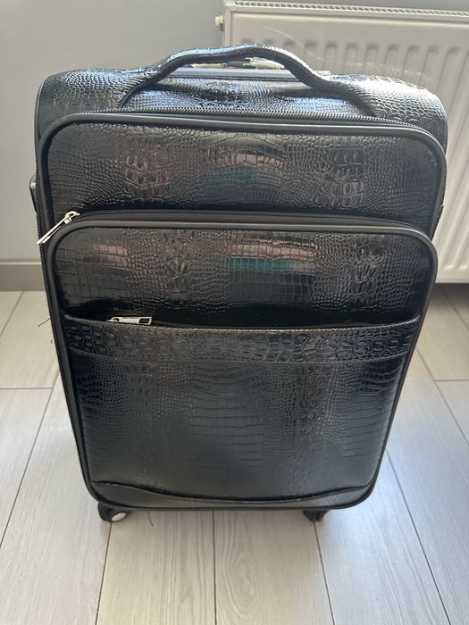 Продам чемоданы б.у в среднем состоянии