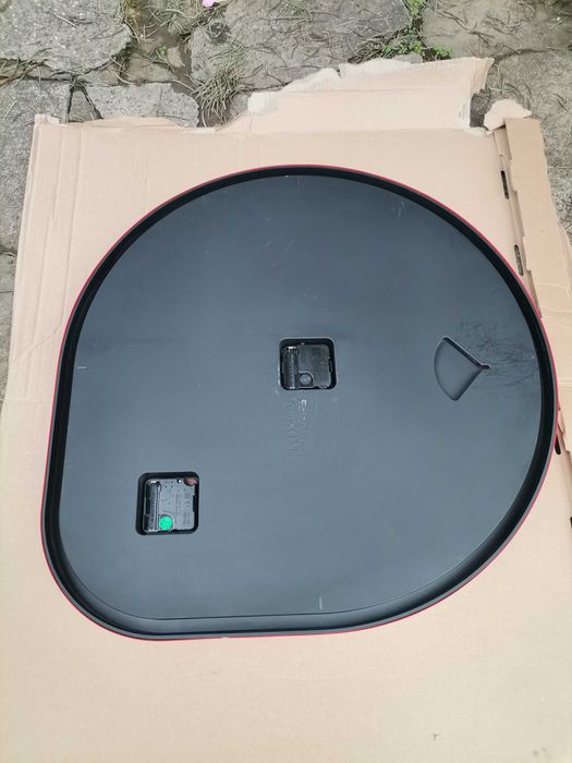 Стенен часовник с два циферблата