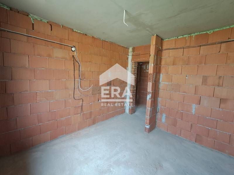 Едноетажна новопостроена къща за продажба, с три спални и двор, в с. Г