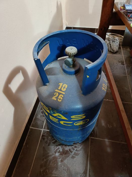 Vând două butelii pentru gaz