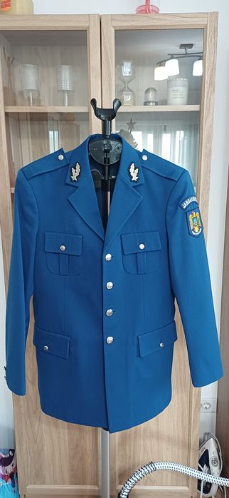 Vând veston pentru ceremonie de jandarmi.