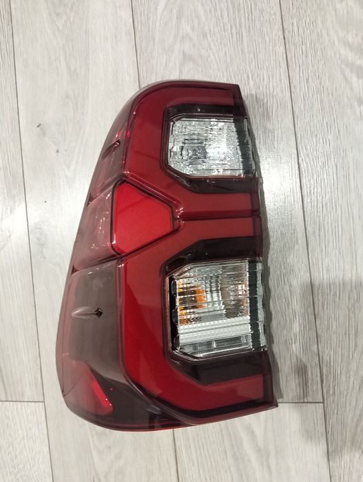Задний левый фонарь на Toyota Hilux