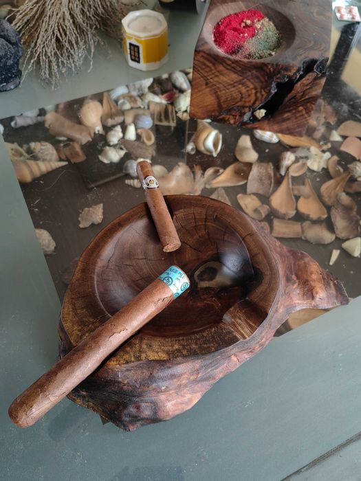 Дефектен пепелник за пури