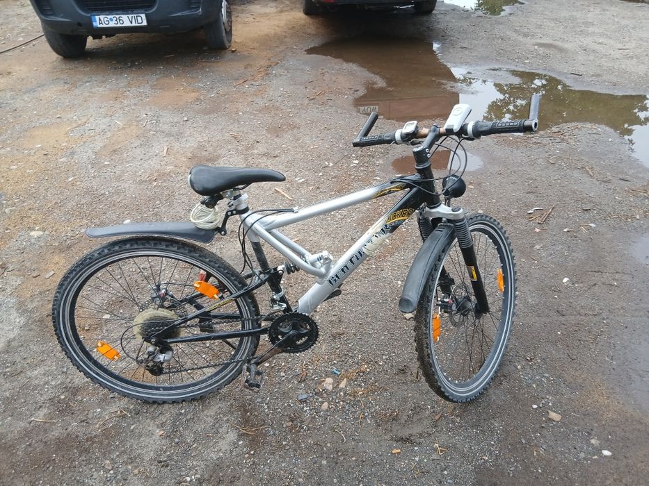 Vând bicicleta foarte bună.