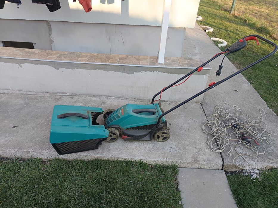 Vând mașină electrică de tuns gazon-iarba bosch