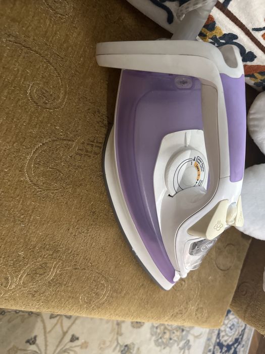 Ютия Tefal e с мощност 2200w , пурпурен цвят и резервоар за вода от 0.