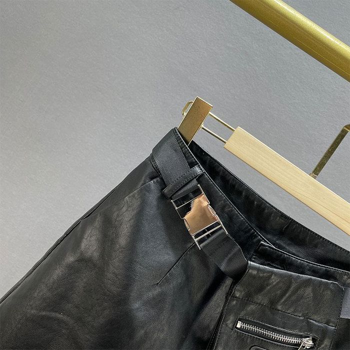 Продам женские  кожаные шорты