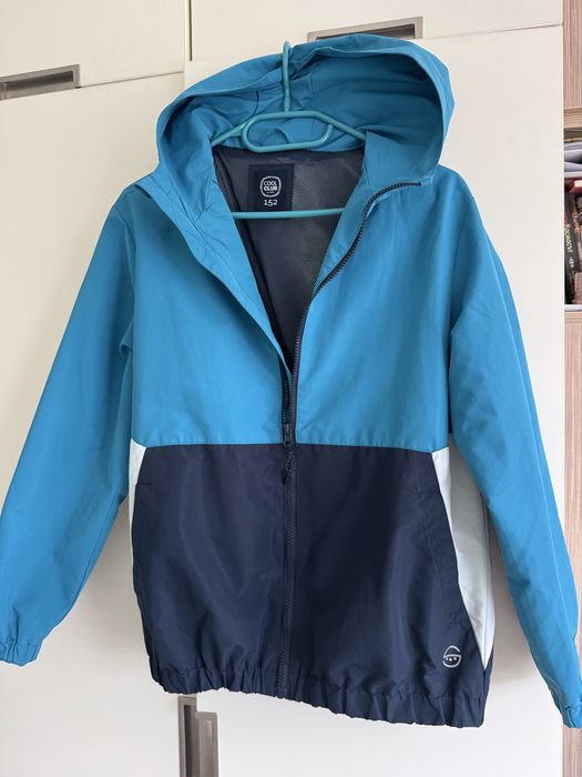 Продавам 2бр. момчешки якета 152 размер