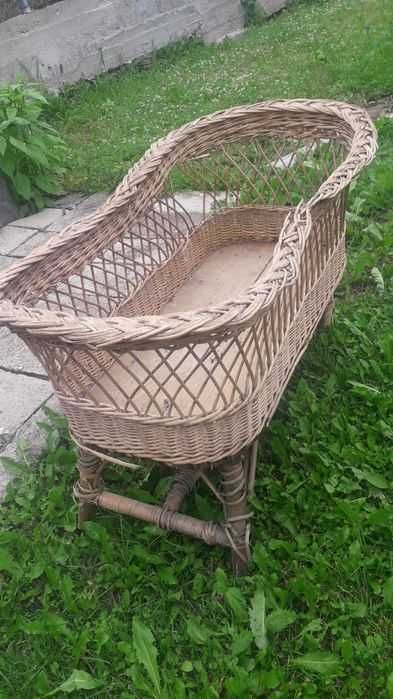 Модел детско легло за бебенце, изключително запазен и антикварен модел