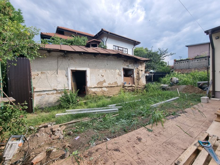 Teren Eroii Revolutiei  159 mp cu casa veche
