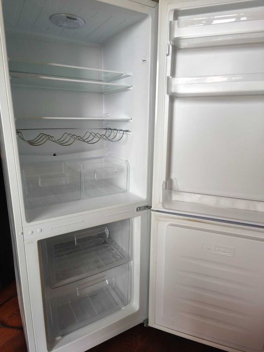 ПРОДАВАМ Хладилник с фризер 323Л - ELECTROLUX ENB34633W NO FROST