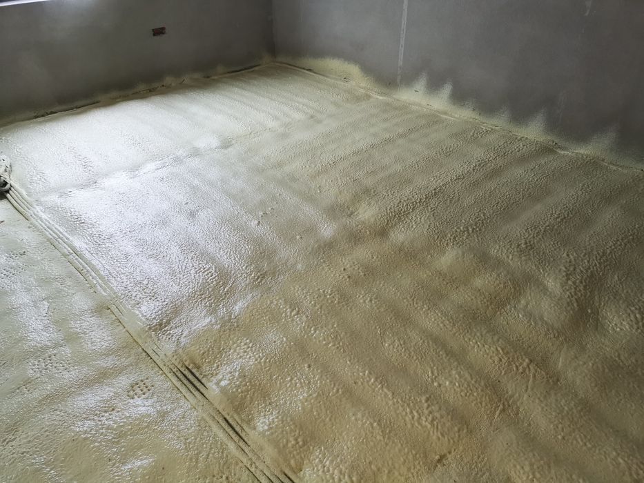 Izolatie spuma poliuretanica 30lei /mp