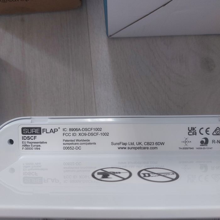 Смарт вратичка за котки SureFlap Microchip Connect – Пълен комплект с HUB