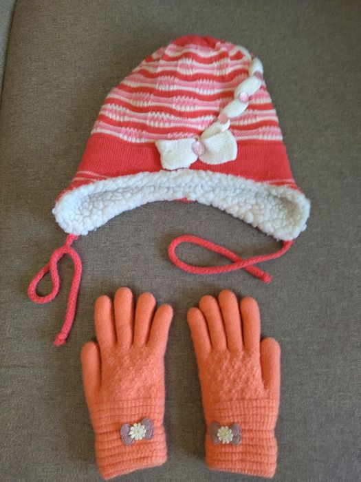 Продам     шапочки .