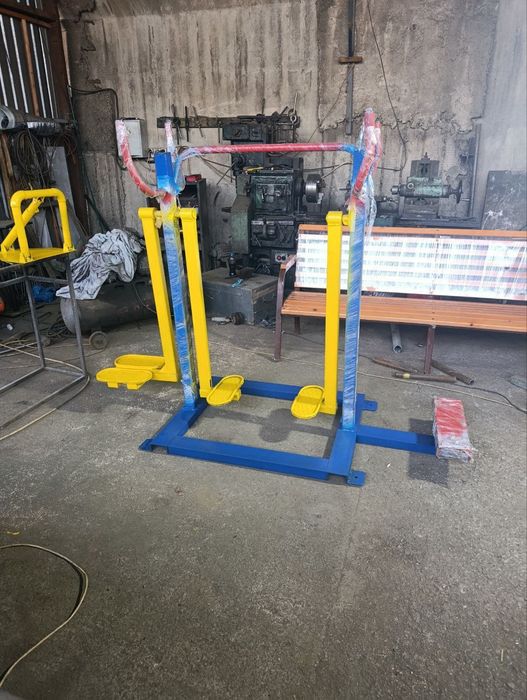 Уличный тренажёр.