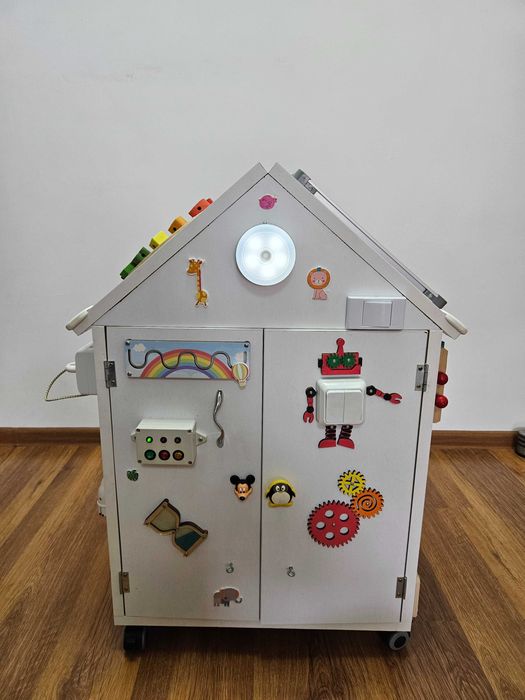 Busy House Montessori jucarie interactiva/casuta din lemn busy board