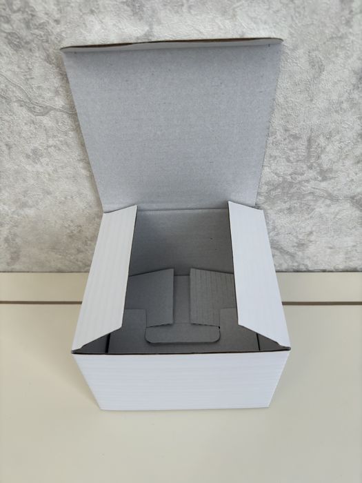 Белая коробка с крышкой