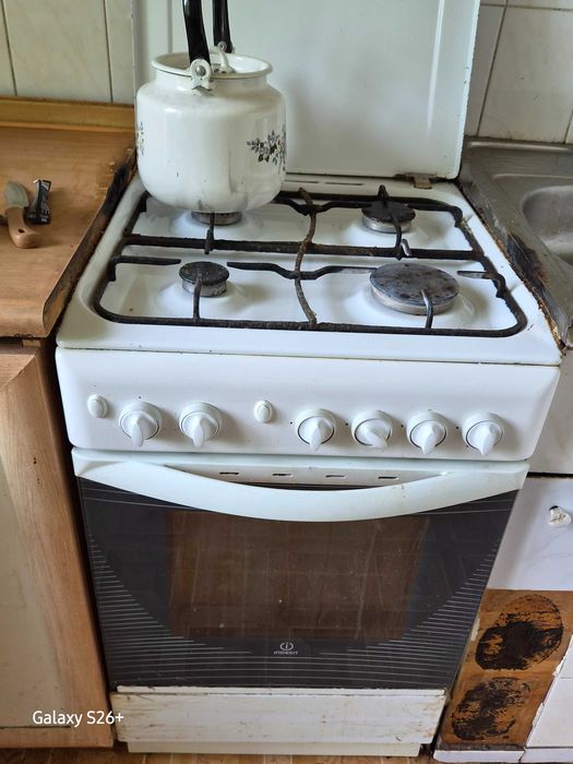 Газовую плиту продам