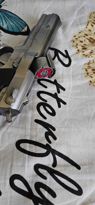 pistol din metal cu capse foarte realistic