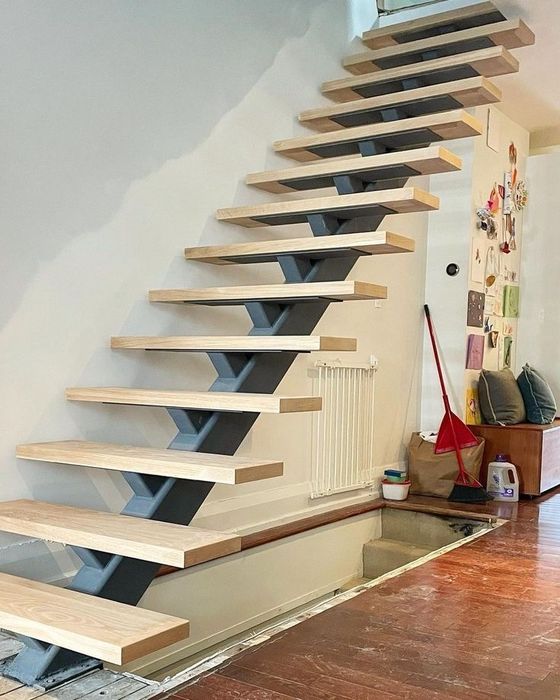 Scari metalice cu trepte din lemn