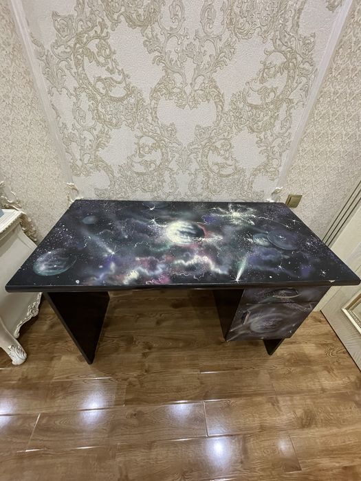 Письменный стол с декором