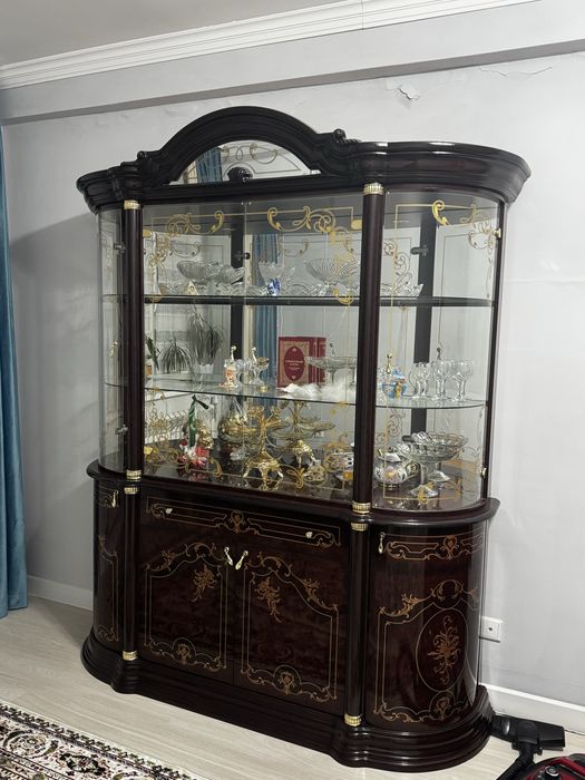 Продам сервант из натурального дерева