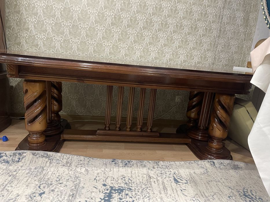 Продам стол деревянный лакированный