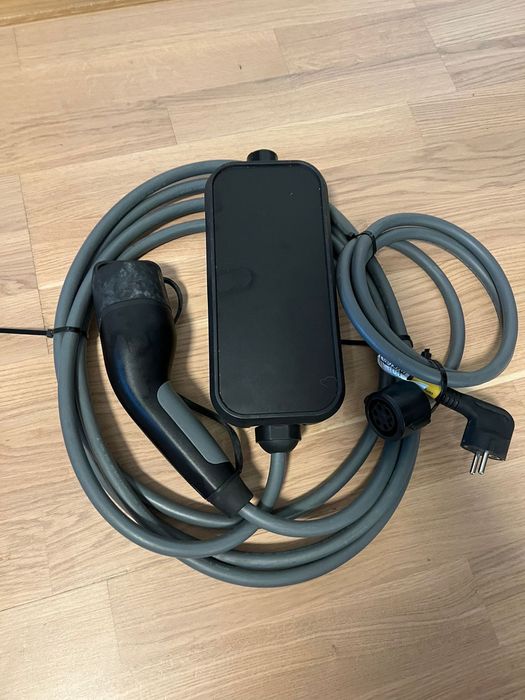 Оригиналното зарядно устройство BMW Flexible Fast Charger (Mode 2).