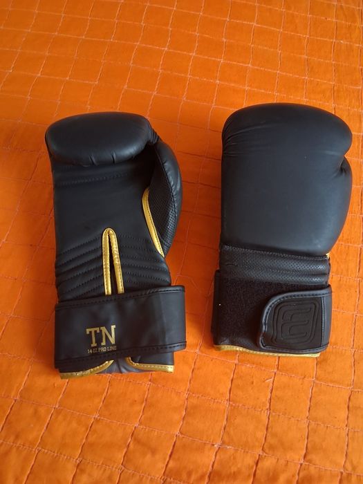 Vând mănuși de box