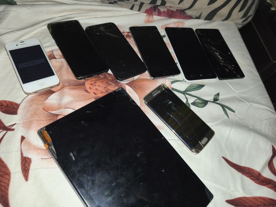 Vând telefoane și tableta pt piese!