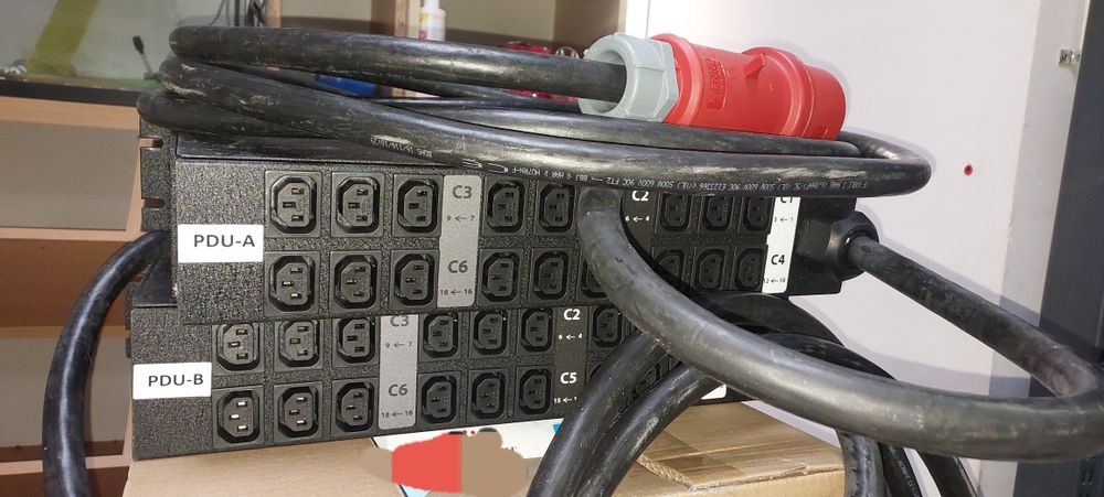 PDU( Power Distribution Unit) Rack 2U 32A 18 x C13 240/415VAC  Geist