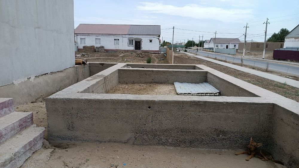 Уй сатылады 6 сотокли, 4 болели, таза бийик фундаментли жер уй.