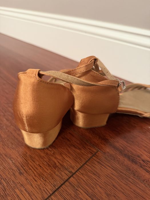 Платье и туфли для танцев