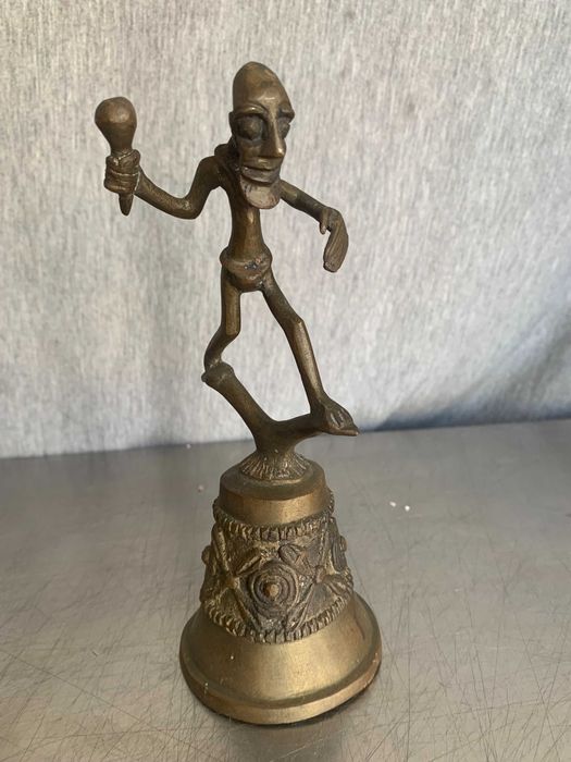 стара бронзова фигурка във формата на камбана,