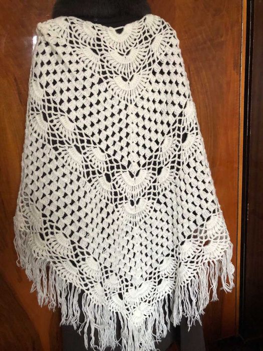 Нарядная вязанная шаль