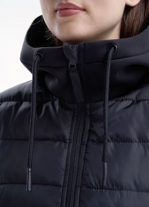 Укороченная куртка с капюшоном