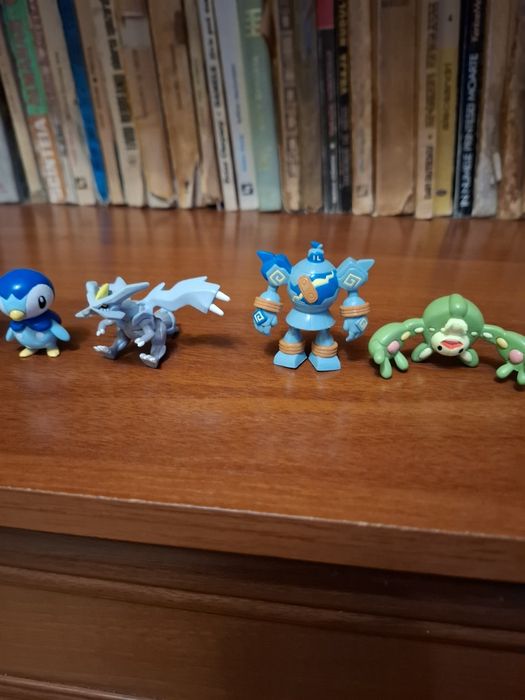 Vând figurine pokemon