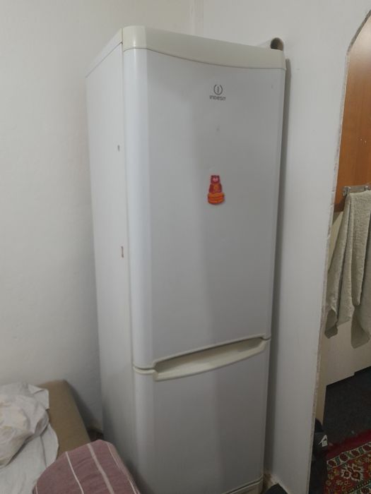 Продам двух камерный холодильник Indezit