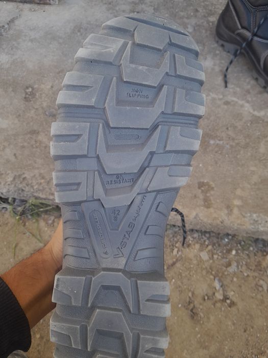 Продаётся спецобувь