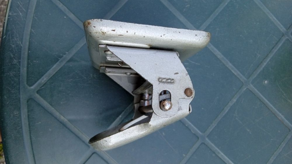 Продавам стар ретро перфоратор