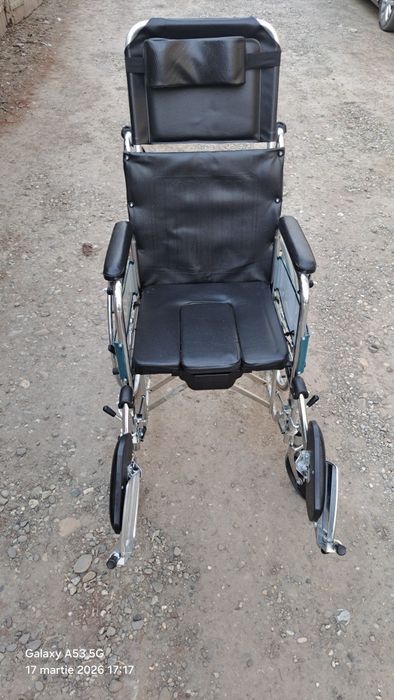 Vand scaun cu rotile putin folosit,include bazinet