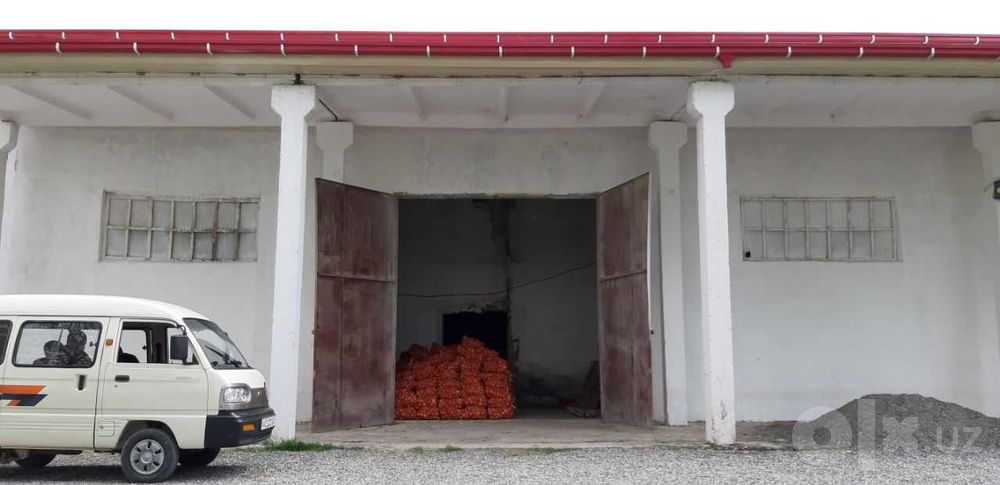 1 gektarlik yer maydoni va 1000 m.kv lik omborxona srochna sotiladi!!!