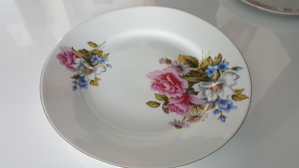 Продам тарелки столовые