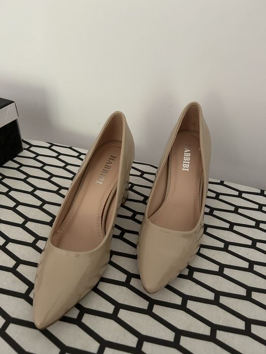 Pantofi cu toc gros bej crem lac piele ecologica