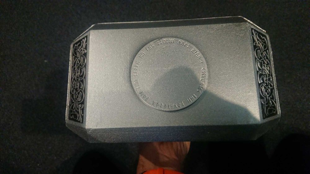 Продавам чука на Thor ( Тор ) в реални размери много добро качество